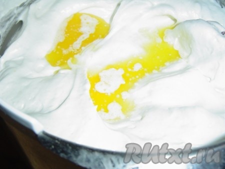 Отделяем белки от желтков (желтки нам в этом рецепте не понадобятся). Белки взбиваем миксером со щепоткой соли до мягких пиков, затем постепенно добавляем 150 грамм сахара и взбиваем до устойчивых пиков. Муку просеиваем с разрыхлителем, добавляем к белкам и аккуратно, лопаткой, перемешиваем, в конце добавляем растопленное остывшее сливочное масло и ещё раз перемешиваем тесто. Бисквитное тесто получится воздушным, в меру густым.
