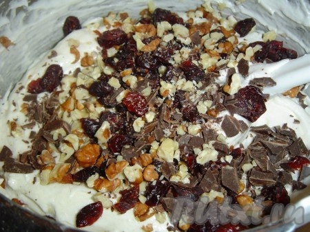 По желанию, в бисквитное тесто можно добавить сухофрукты, шоколад, орехи и т.д. Измельчаем орехи (не сильно), режем на мелкие кусочки шоколад и кладём в тесто, добавляем вяленую клюкву, перемешиваем.
