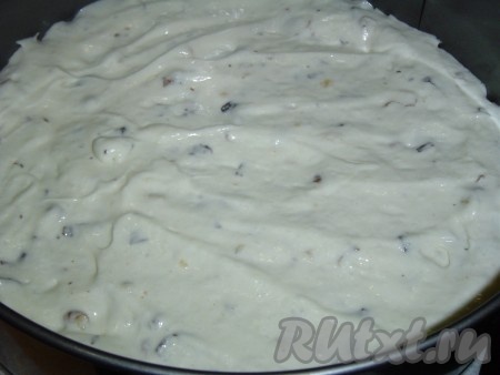 Форму для выпечки (диаметром 23 см) застилаем пергаментной бумагой, выкладываем 1/3 теста, разравниваем и выпекаем в разогретой духовке при температуре 180 градусов около 10 минут.
