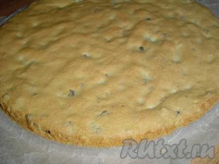 Таким образом выпекаем ещё 2 коржа. Даём коржам полностью остыть.
