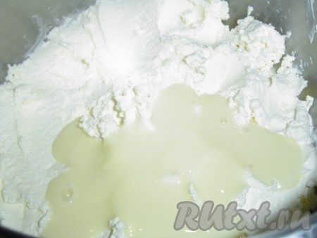 Пока коржи остывают, готовим крем. Творожный сливочный сыр соединяем со сгущённым молоком, добавляем ванилин и взбиваем миксером до образования пышной, кремообразной массы. Сгущёнку лучше добавлять постепенно, тогда можно быть спокойным, что крем не станет жидким.