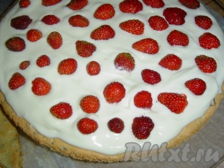 Коржи смазываем кремом, по желанию, сверху на крем можно нанести клубнику (большие ягоды лучше разрезать). Коржи складываем один на другой.