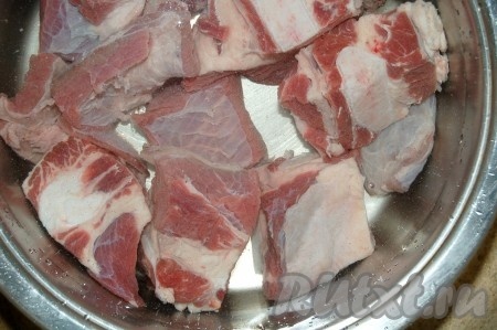 Мясо помыть, нарезать на кусочки и положить в кастрюлю, залить водой и поставить на огонь, после закипания снять пену, убавить огонь и варить до готовности. Разные виды мяса варятся различное время, свинина варится минут 60, курятина - около 30 минут (если курица не суповая), говядину я предпочитаю отваривать 1,5-2 часа. В любом случае мясо должно полностью свариться.