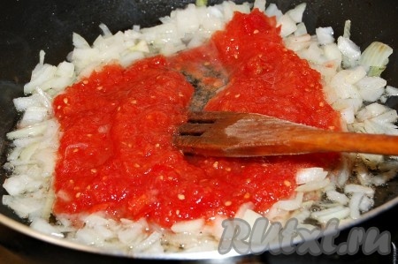 Помидоры натереть на тёрке, шкурку от помидора выкинуть, нам понадобится только мякоть. Лук очистить, мелко нарезать и вместе с мякотью помидора обжарить на растительном масле на среднем огне, помешивая, до мягкости лука. Когда рис будет готов (рисинки станут достаточно мягкими), добавить обжаренные овощи в кастрюлю с бульоном.