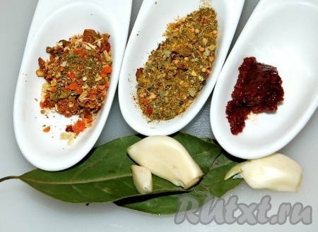 Добавить в рисовый суп с мясом любимые специи, лавровый лист, посолить по вкусу, довести до кипения, а затем проварить 10 минут на небольшом огне. Выключить огонь, дать супу настояться под крышкой 10 минут и можно разливать по тарелкам.