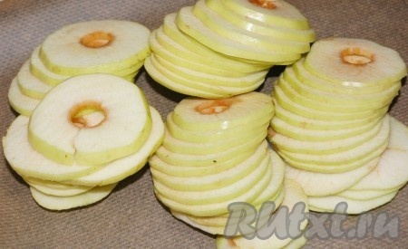 Из яблок вытащить сердцевину и нарезать тонкие кружки. Резать как можно тоньше.