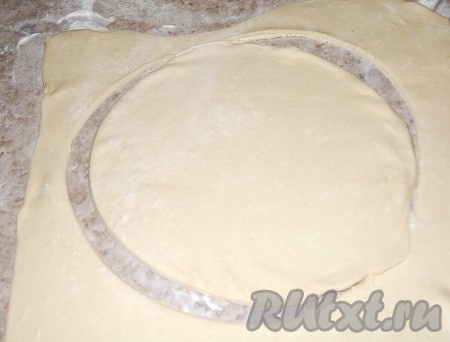 С помощью тарелки вырезать круг.