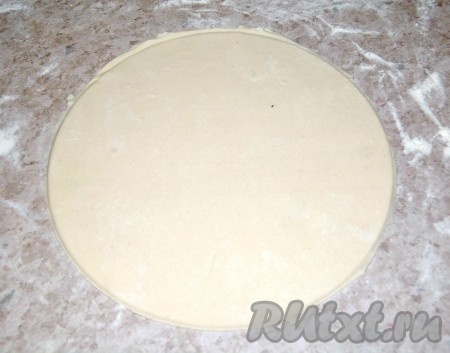 С помощью тарелки вырезать круг.