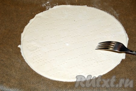 Наколоть весь круг вилкой.