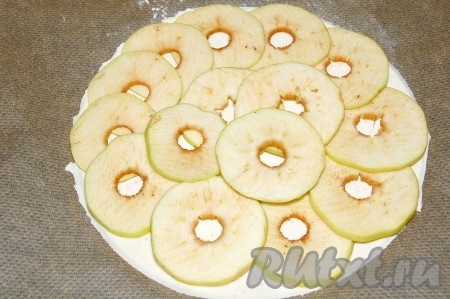 Разложить яблоки по всему кругу теста.