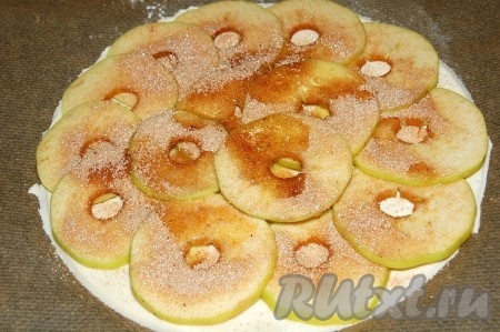 Сахар смешать с корицей и посыпать сверху начинку из яблок. Отправить пирог в заранее нагретую до 200 градусов духовку на 15-20 минут.