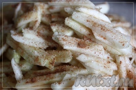 Яблоки очистить, тонко нарезать, сбрызнуть лимонным соком, посыпать сахаром по вкусу (количество сахара регулируйте в зависимости от сладости яблок) и корицей, добавить мелко порубленные орехи, перемешать и начинка для пирога готова.