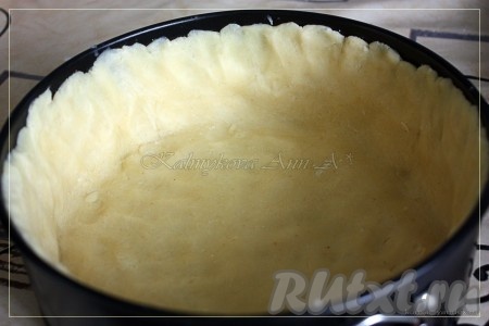 Тесто раскатать и выложить в форму так, чтобы были закрыты дно и бортики.