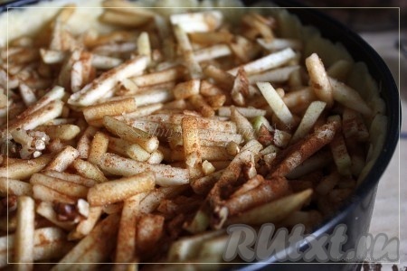 Распределить на основу пирога яблочную начинку. Поместить яблочный пирог в заранее разогретую до 180 градусов духовку на 30 минут.