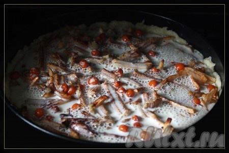 Яйца и сливки взболтать венчиком. По прошествии времени достать яблочный пирог из духовки и залить сливочно-яичной смесью, украсить, по желанию, ягодами.