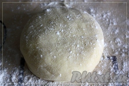 Вначале замесим тесто, для этого нужно взять кусочки холодного сливочного масла, добавить муку, сахар и соль, растереть в крошку, затем добавлять по столовой ложке ледяной воды. Добавлять воду до тех пор, пока тесто не соберётся в шар. Завернуть тесто в пищевую плёнку и убрать в холодильник на полчаса.