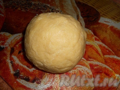 Я беру желтки, растираю их с сахаром и сливочным маслом, добавляю разрыхлитель и муку частями, вымешиваю эластичное тесто. Ставлю его на 15 минут в морозилку.