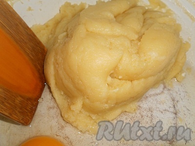 В кастрюльку наливаю воду, добавляю соль, мед и сливочное масло и ставлю на огонь. Когда закипит, засыпаю просеянную муку и взбиваю сразу же миксером или деревянной лопаточкой уже на слабом огне, пока тесто не начнет отходить от стенок посуды. После этого сразу снимаю с плиты.