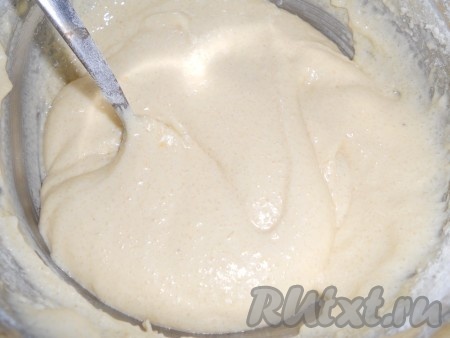 Желтки растираю с сахаром и ванилью, добавляю лимонный сок и перемешиваю. Теперь добавляю муку и перемешиваю до однородности.