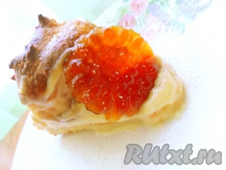 Торт я украсила фигурками из карамели. А полоску карамели сняла с фольги и поломала на мелкие кусочки и посыпала им торт "Сент-Оноре", сверху присыпала лимонной цедрой.