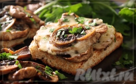 Горячие гренки с шампиньонами