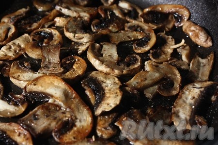 Грибы нарезать и обсушить на сковороде, далее добавить масло и немного поджарить.