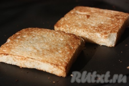 Из ломтиков батона сделать гренки - на сухой сковороде обжарить с двух сторон до красивой корочки.