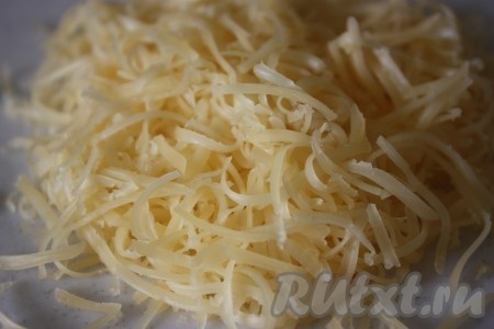 Сыр натереть.
