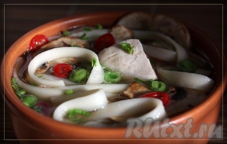 Куриный суп с лапшой и грибами