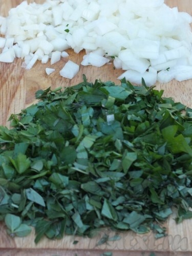 Лук, чеснок и зелень порубить. 