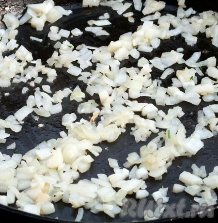 Обжарить лук и чеснок на среднем огне до мягкости на 2 столовых ложках оливкового масла.