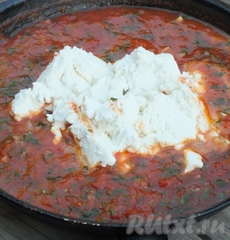 5. В соус добавить размятый сыр рикотта,&nbsp; тщательно перемешать и потушить еще одну минуту, выключить.
