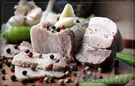 Через 2,5 часа достаём, даём остыть, пакеты не раскрываем, убираем в холодильник на сутки. Затем убираем жир и сок (если таковой образовался). Жир можно использовать в жарке. Далее отправляем вареное сало в морозилку (лично я предпочитаю хранить в морозилке).