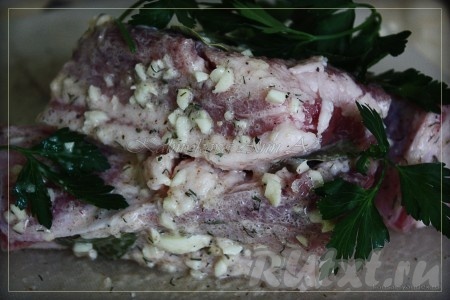 Смешиваем майонез, соль, чеснок, паприку, укроп, лаврушку, смесь перцев и натираем сало.