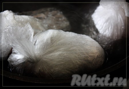 Отправляем варить сало в кипящую воду на 2,5 часа.