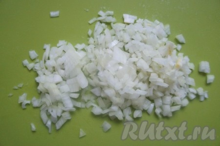 Далее нарезать репчатый лук.   