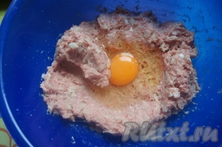 Теперь смешать все ингредиенты для основы рулета: мясной фарш (у меня свинина+говядиня), нарезанный лук, предварительно замоченную мякоть белого хлеба, яйцо. Поперчить и посолить.
