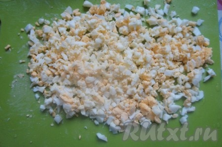 Для приготовления начинки нужно сварить яйца и мелко их нарезать.   