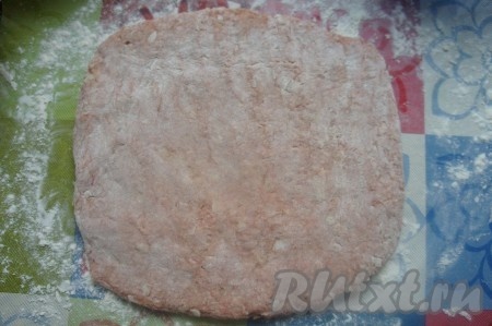 Выложить полученную массу на стол, посыпанный мукой, и придать ей вот такую форму.
  