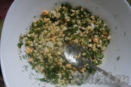 Далее соединить  яйца с  нарезанной зеленью петрушки и укропа.  