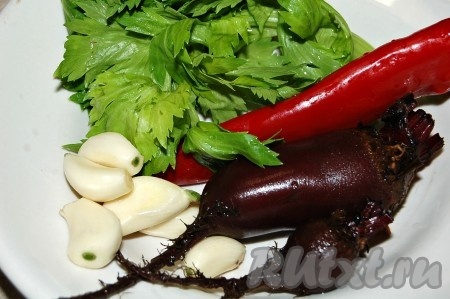 Приготовим  свеклу, петрушку, острый перец и чеснок.