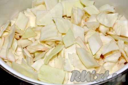 В кастрюлю (желательно эмалированную), или в стеклянную банку, переложим слоями капусту с овощной смесью. На дно кастрюли уложим слой капусты.