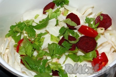 На капусту уложим слой овощной смеси со свеклой. И так будем чередовать.