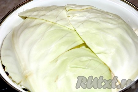 Прикроем капусту целыми капустными листьями.