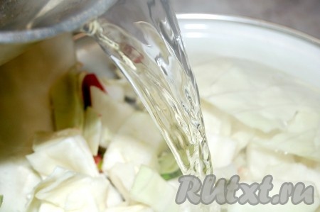 Приготовим рассол. Для этого вскипятим в кастрюле воду, добавим в нее соль, уксус и кипящим рассолом зальём капусту.