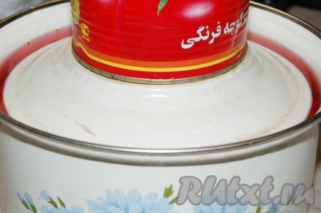 Накроем капусту тарелкой и сверху обязательно поставим небольшой груз (у меня большая консервная банка). Оставим капусту квасится в таком виде на 3 дня при комнатной температуре, чтобы капуста закисла.