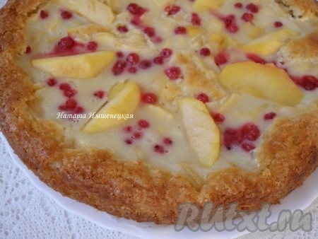 Песочный пирог с яблоками и сметанной заливкой