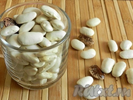 Сухую фасоль промыть водой, выложить в глубокую миску, залить холодной водой (я стараюсь, чтобы воды было в 3 раза больше, чем фасоли) и оставить на ночь.