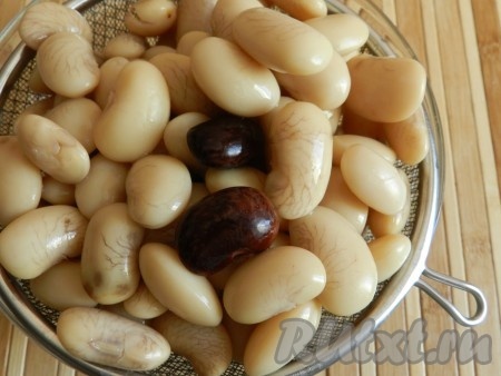 Утром воду слить, фасоль промыть под проточной водой. Высыпать в кастрюлю, залить достаточно большим количеством холодной воды и поставить на огонь. Варить фасоль с момента закипания около 1 часа (до мягкости). Продолжительность варки во многом зависит от сорта фасоли. Если фасоль твёрдых сортов, в процессе варки можно добавлять холодную воду, это способствует развариванию фасоли. Мне не требовалось доливать воду. За 5-10 минут до окончания варки посолить фасоль. Воду слить, немного воды, в которой варилась фасоль, оставить.