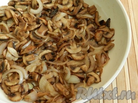 К шампиньонам, обжаренным с луком, добавить пропущенный через пресс чеснок, посолить, поперчить и перемешать.
